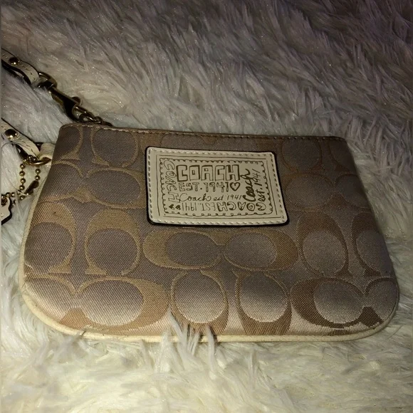 Coach Poppy Wristlet - Picture 4 of 14